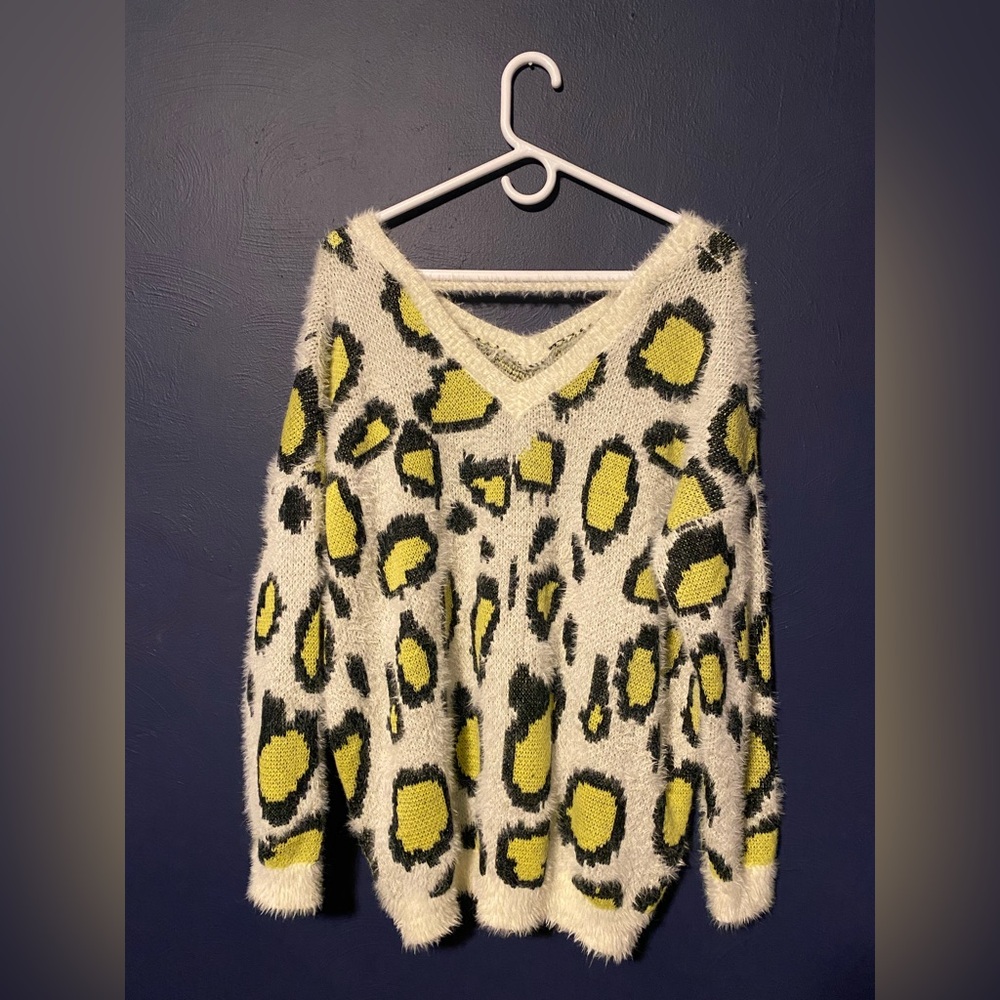 Davi & Dani Yellow Leopard Print Fuzzy Sweater Size L 🖤💛 - Picture 3 of 5